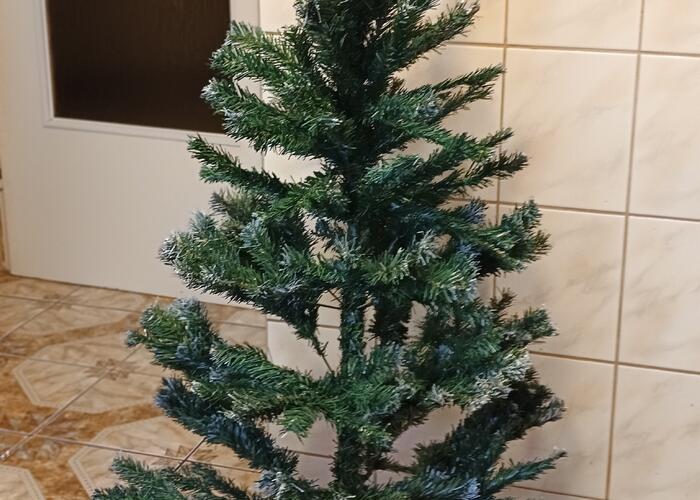 Grajewo ogłoszenia: Sprzedam choinkę z zamontowanym stojakiem , składa się z dwóch...